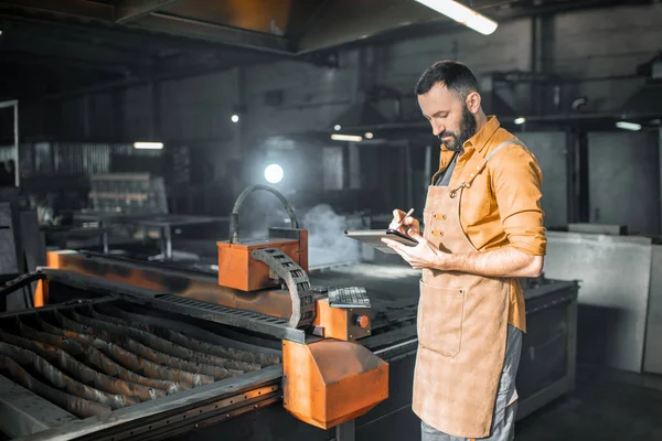 Trabalhador da indústria pesada que controla o processo de corte de metal — Fotografia de Stock