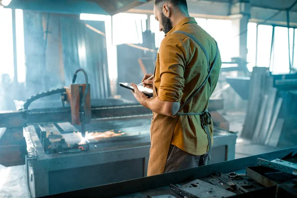 Trabalhador da indústria pesada que controla o processo de corte de metal — Fotografia de Stock