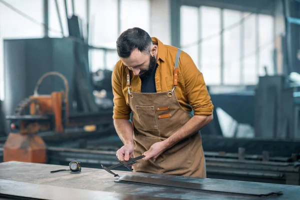 Lavoratore dell'industria metallurgica in fabbrica — Foto Stock