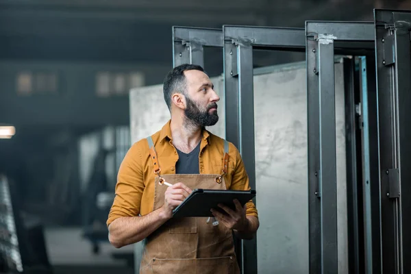 Digitális táblagéppel rendelkező munkavállaló az üzemben — Stock Fotó