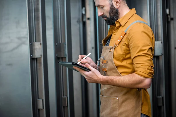 Trabalhador com um tablet digital na fábrica — Fotografia de Stock