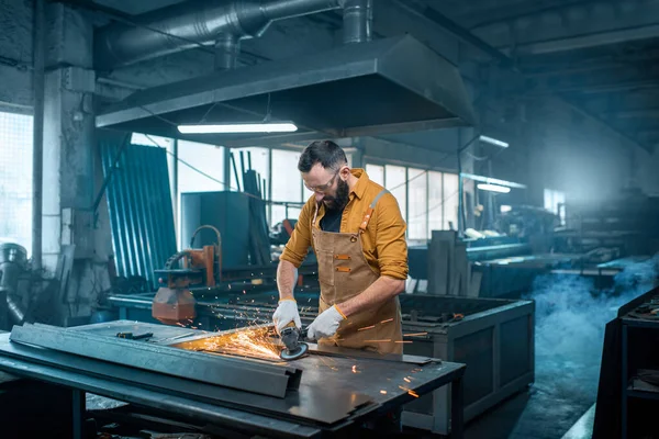 Trabalhador da indústria metalúrgica na fábrica — Fotografia de Stock