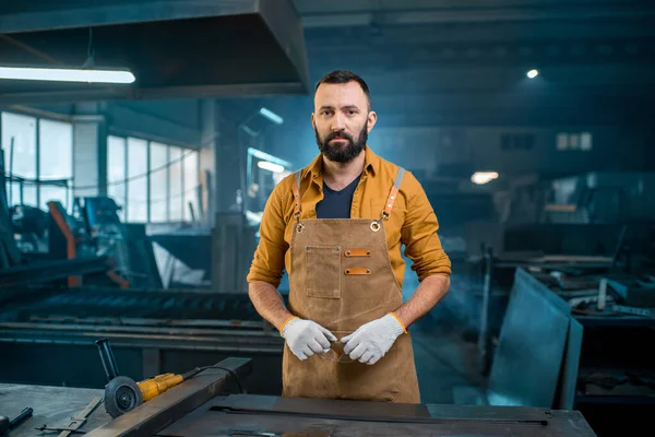 Metallindustriarbetare på fabriken titta på kameran — Stockfoto