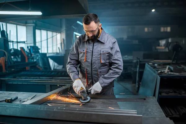 Работник металлообрабатывающей промышленности в рабочей одежде — стоковое фото