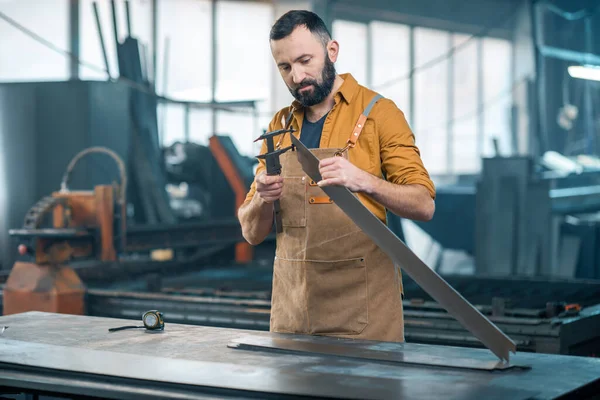 Metallindustriarbetare på fabrik — Stockfoto