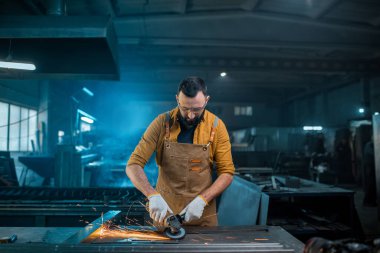 Fabrikada metal endüstrisi işçisi.