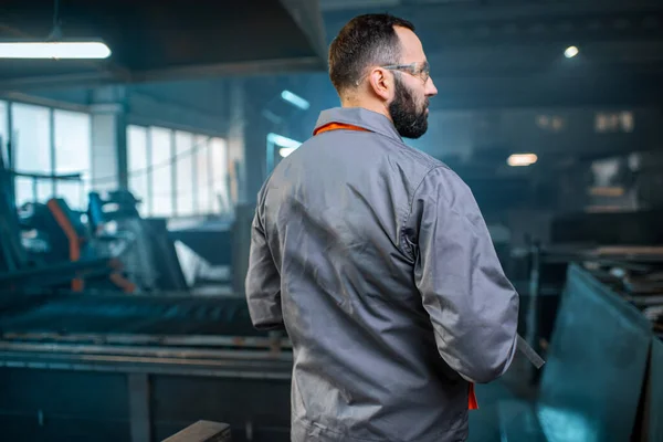 Lavoratore dell'industria metallurgica in fabbrica nell'abbigliamento da lavoro — Foto Stock