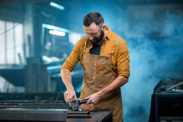 Trabalhador da indústria metalúrgica na fábrica — Fotografia de Stock