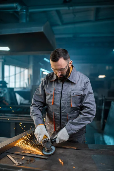 Trabalhador da indústria do metal na fábrica no desgaste do trabalho — Fotografia de Stock