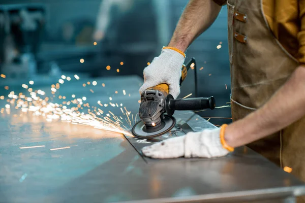 Homem trabalhando com metal na oficina — Fotografia de Stock