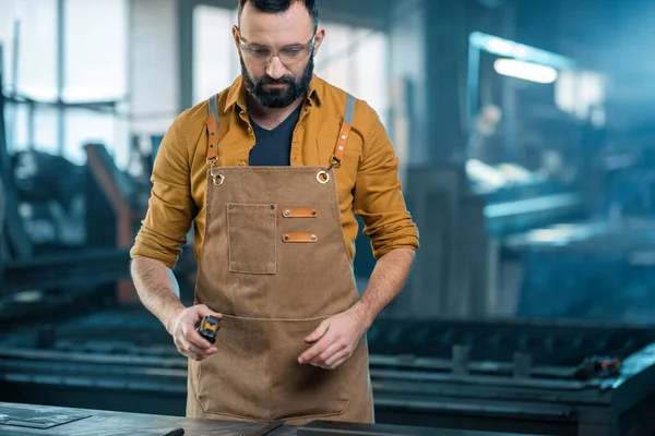 Trabajador de la industria del metal en fábrica — Foto de Stock