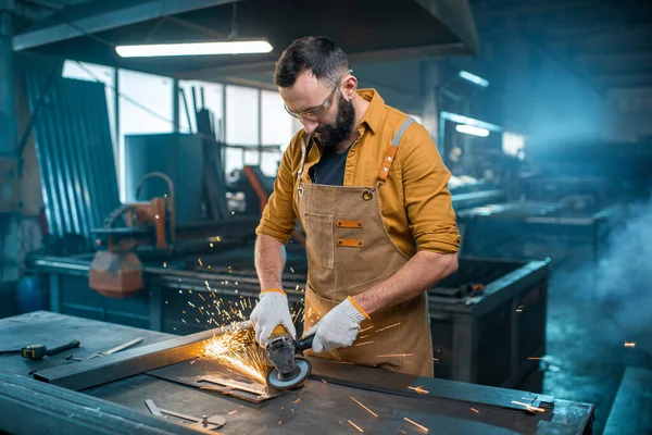 Trabalhador da indústria metalúrgica na fábrica — Fotografia de Stock