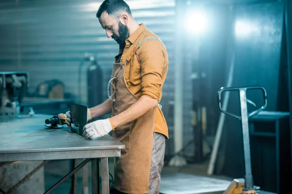 Man aan het werk met metaal in de werkplaats — Stockfoto