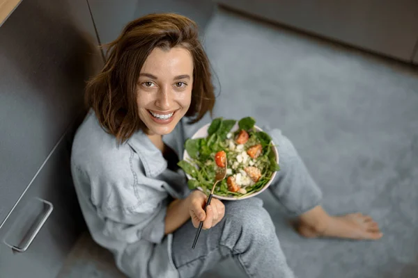 Femme avec salade saine sur la cuisine — Photo