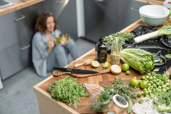 Υγιεινή διατροφή στην κουζίνα με τη γυναίκα στο παρασκήνιο — Φωτογραφία Αρχείου