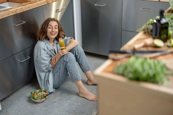 Mulher com comida saudável na cozinha — Fotografia de Stock