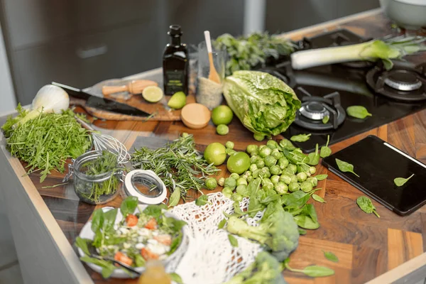 Comida saudável na cozinha com mulher no fundo — Fotografia de Stock