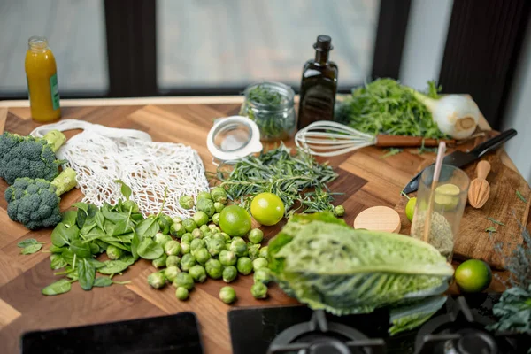 Färska gröna ingredienser på bordet — Stockfoto