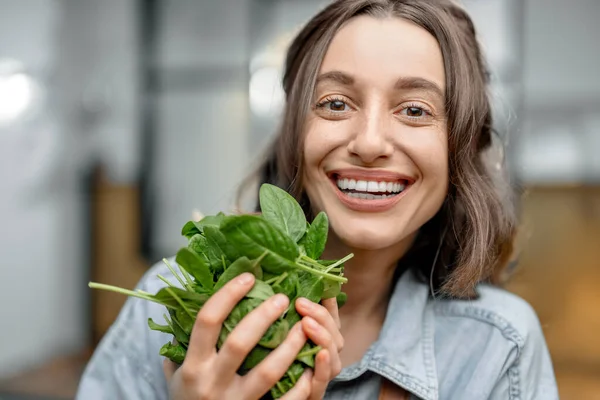 Frau mit frischem Spinat in der Küche — Stockfoto