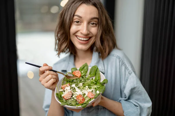 Evde sağlıklı yeşil salata yiyen bir kadın. — Stok fotoğraf