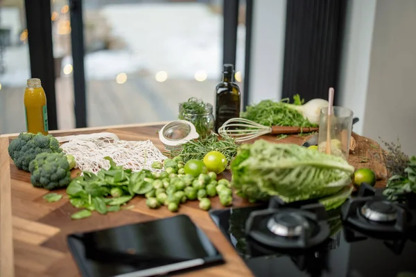 Ingredientes verdes frescos na mesa — Fotografia de Stock