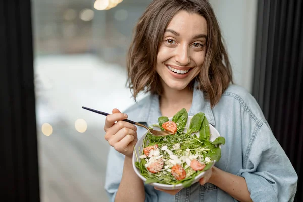 Kvinna äter hälsosam grön sallad hemma — Stockfoto