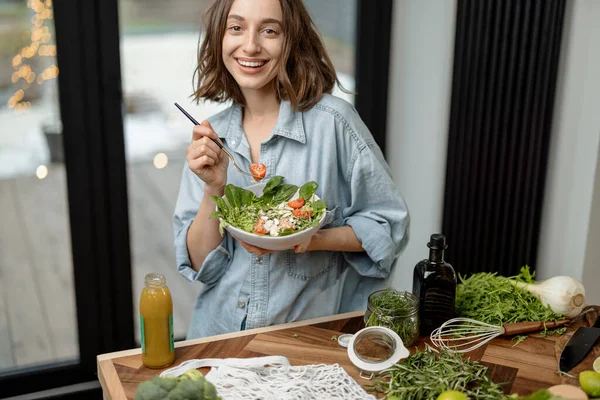 Evde sağlıklı yeşil salata yiyen bir kadın. — Stok fotoğraf