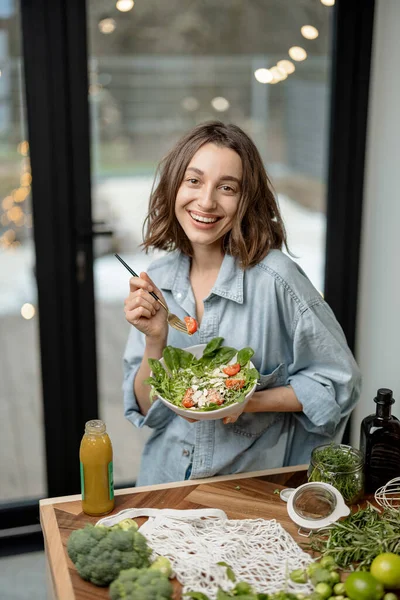 在家里吃健康绿色沙拉的妇女 — 图库照片