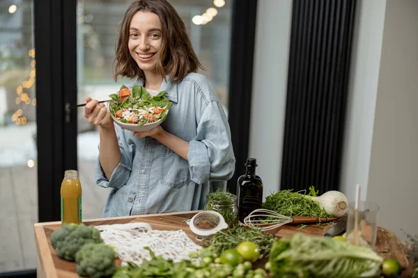 Evde sağlıklı yeşil salata yiyen bir kadın. — Stok fotoğraf