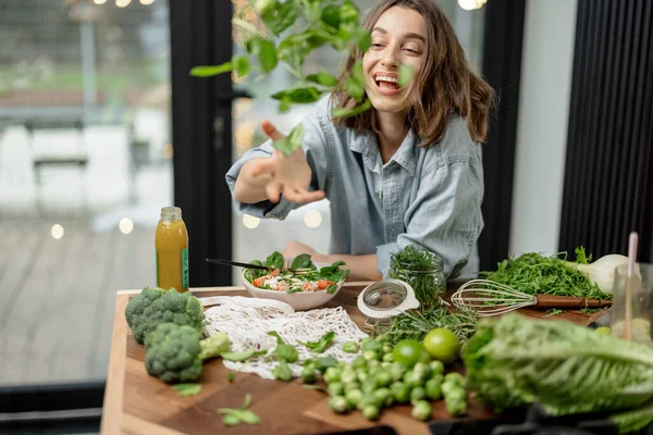 Frau kocht gesunden grünen Salat in Küche — Stockfoto