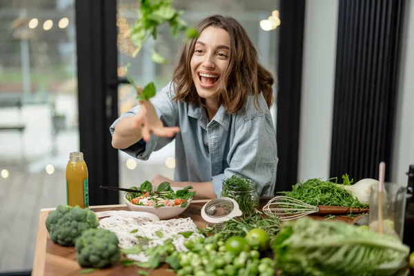 Mutfakta sağlıklı yeşil salata pişiren kadın. — Stok fotoğraf