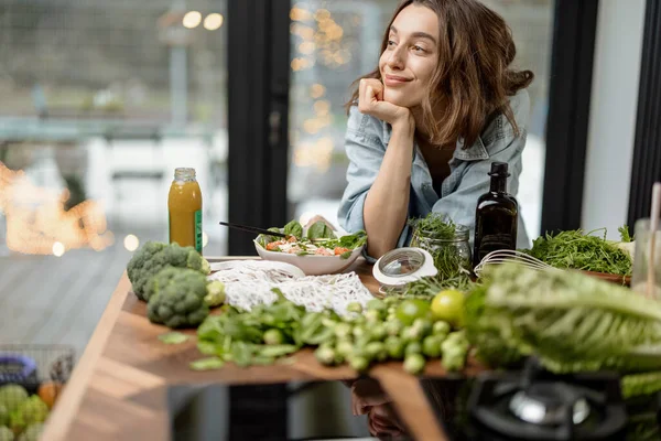 キッチンで健康的なグリーンサラダを食べる女性 — ストック写真