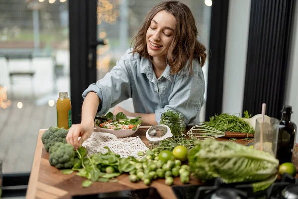 Mulher cozinhar salada verde saudável na cozinha — Fotografia de Stock