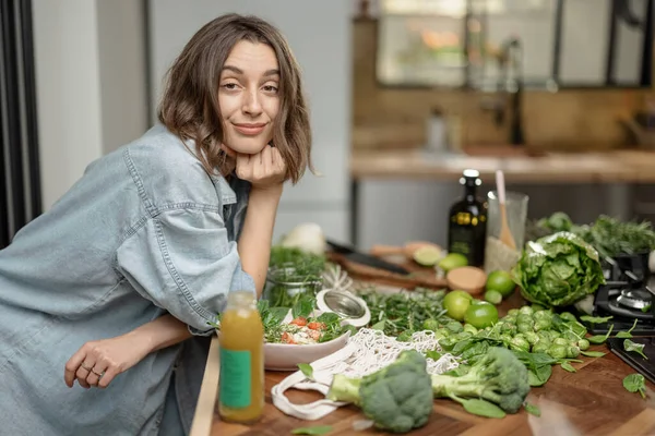 Mujer disfrutar de una comida saludable en la cocina — Foto de Stock