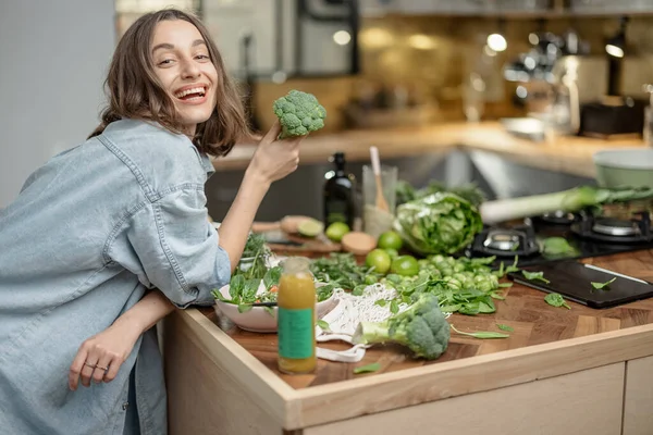 Mujer disfrutar de una comida saludable en la cocina — Foto de Stock