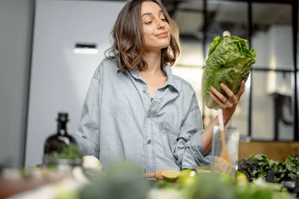 Mulher com salada romana na cozinha — Fotografia de Stock