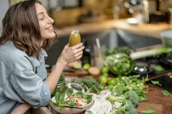 Femme profiter d'aliments sains sur la cuisine — Photo