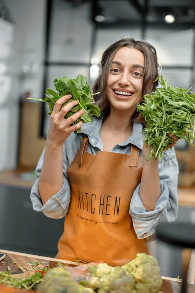 Mujer con verduras frescas en la cocina —  Fotos de Stock