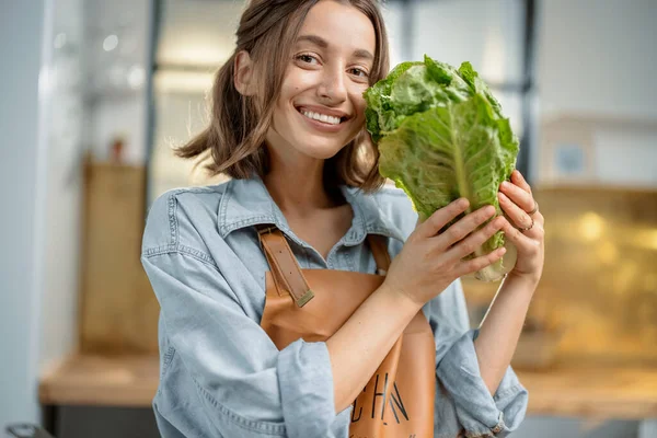 Mutfakta taze Roma salatası olan kadın. — Stok fotoğraf