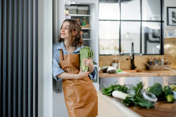 Mulher com salada romana na cozinha — Fotografia de Stock