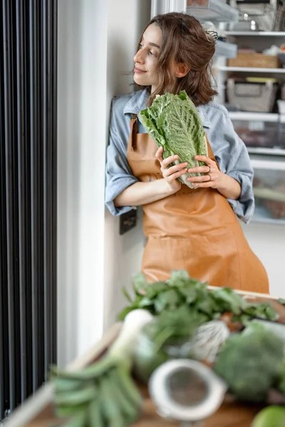 Γυναίκα με ρωμαϊκή σαλάτα στην κουζίνα — Φωτογραφία Αρχείου