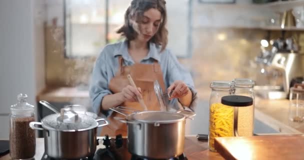 Gospodyni domowa spieszy się na kuchnię z dymem z płonącego jedzenia — Wideo stockowe