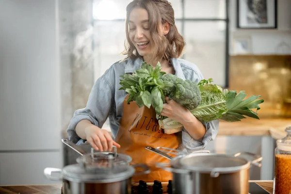 Γυναίκα με φρέσκα λαχανικά στην κουζίνα — Φωτογραφία Αρχείου