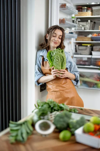 Mulher com salada romana na cozinha — Fotografia de Stock