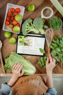 Dijital tablette sağlıklı salata tarifi 