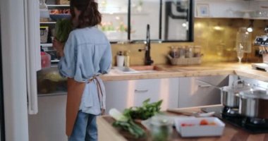 Mutfakta sağlıklı yemek yapan bir kadın.