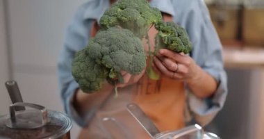 Kadın evde sağlıklı yemek pişiriyor.