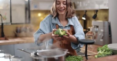 Kadın evde sağlıklı yemek pişiriyor.