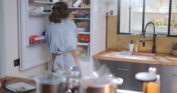 Nő főzés a konyhában — Stock videók