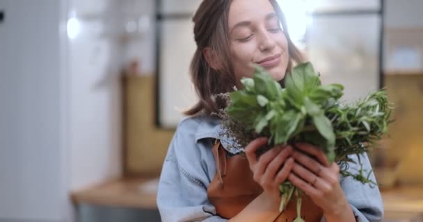 Huisvrouw genieten van verse kruiden tijdens het koken — Stockvideo